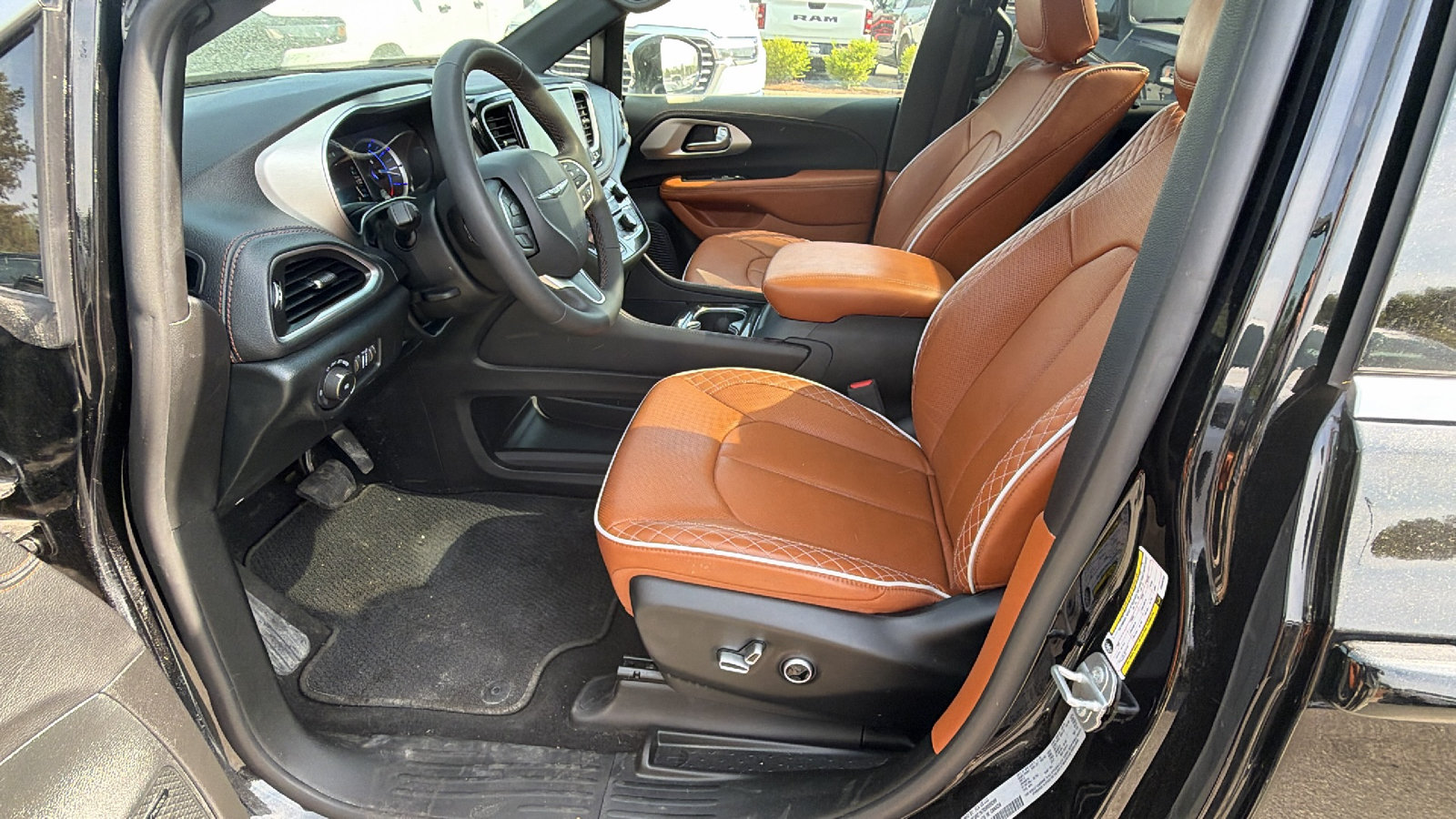 Used 2025 Chrysler Pacifica Pinnacle FWD image 16