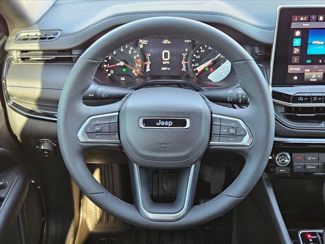 Used 2026 Jeep Compass Latitude AWD/4WD image 14
