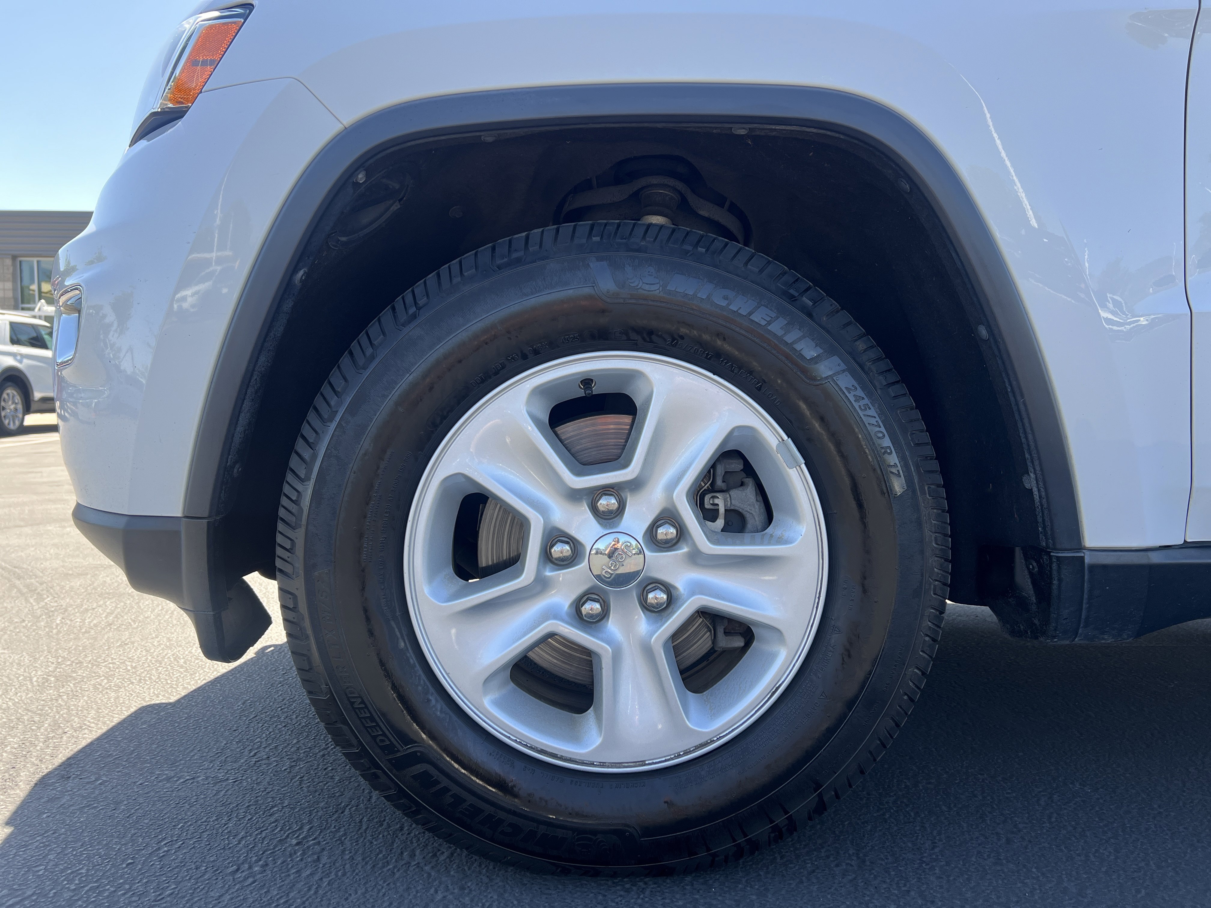 Used 2017 Jeep Grand Cherokee Laredo w/ Quick Order Package 23E AWD/4WD image 9