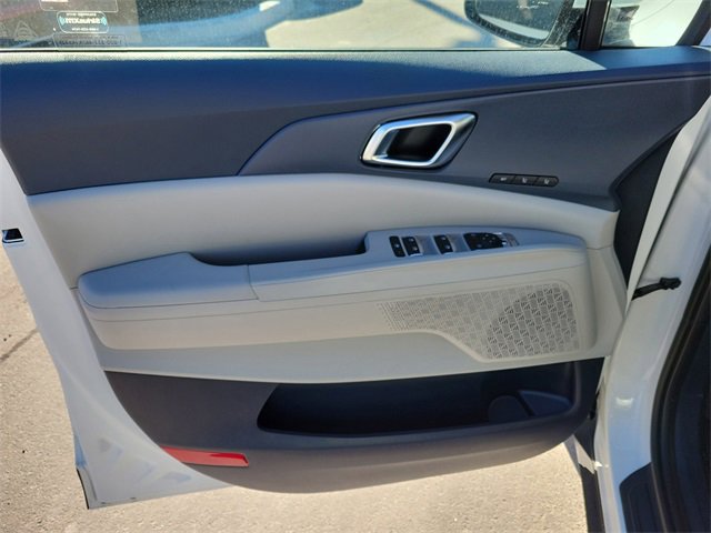 Used 2025 Kia Carnival EX image 11