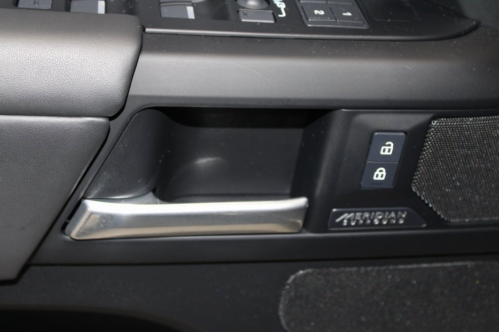 Used 2025 Land Rover Defender 110 X-Dynamic SE image 9