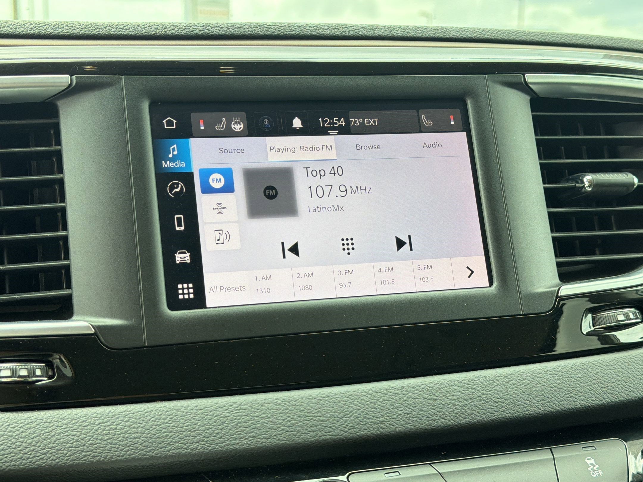 Used 2023 Chrysler Voyager LX image 22