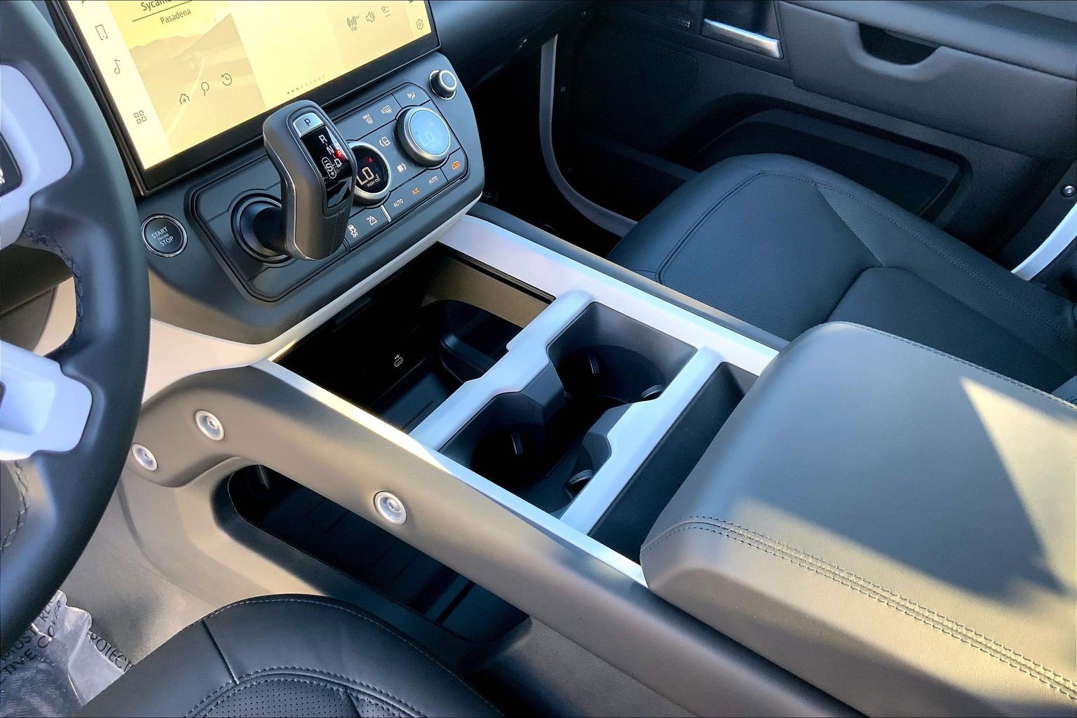New 2026 Land Rover Defender 130 X-Dynamic SE image 10