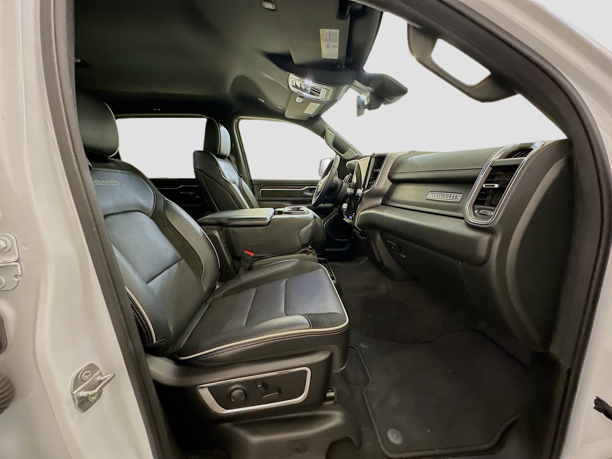 Used 2025 RAM 1500 Laramie image 32