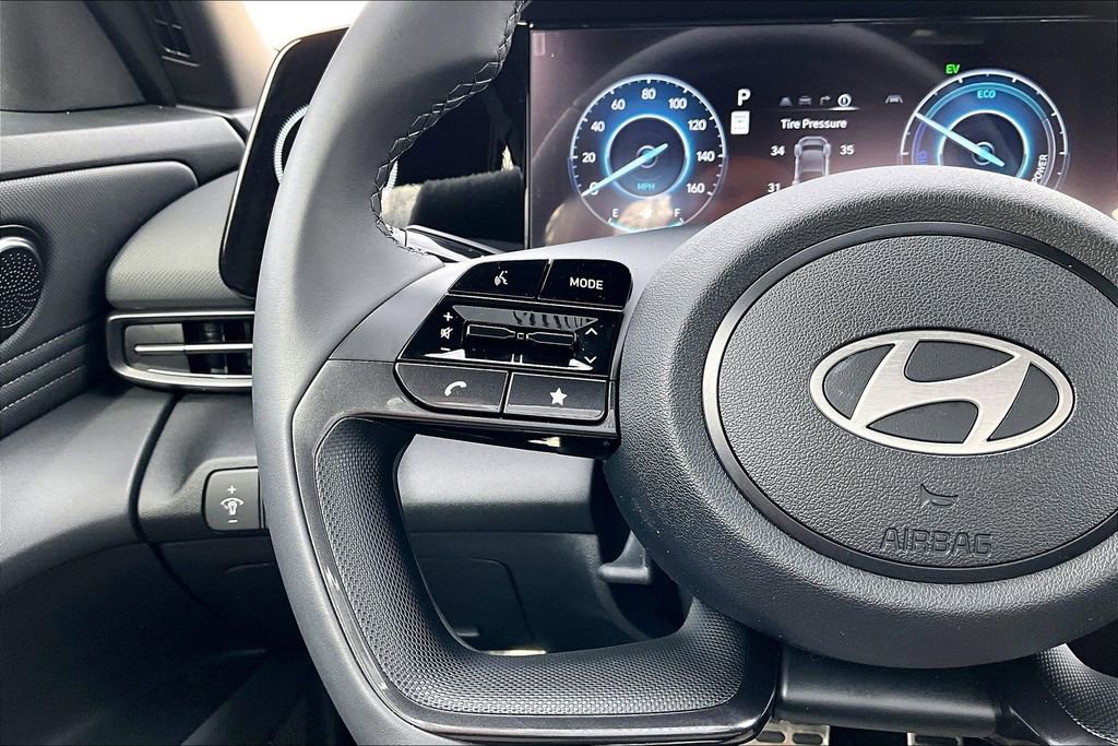 Certified 2025 Hyundai Elantra SEL image 18