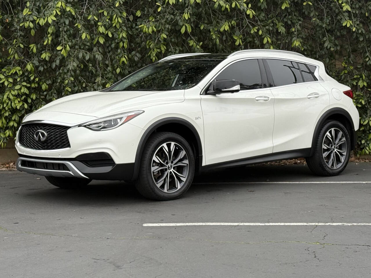 Used 2019 INFINITI QX30 Premium w/ Navigation Package image 3