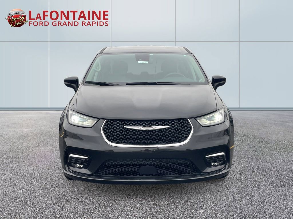 Used 2023 Chrysler Pacifica Touring-L FWD image 2