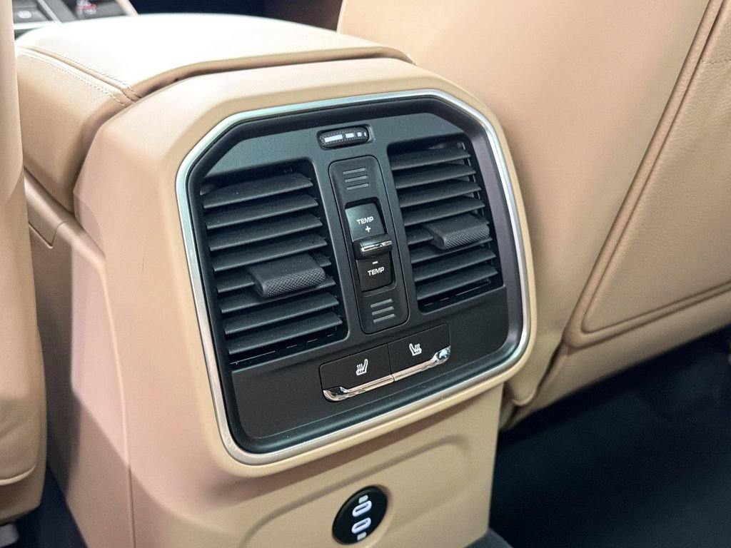 Certified 2025 Porsche Macan AWD/4WD image 26