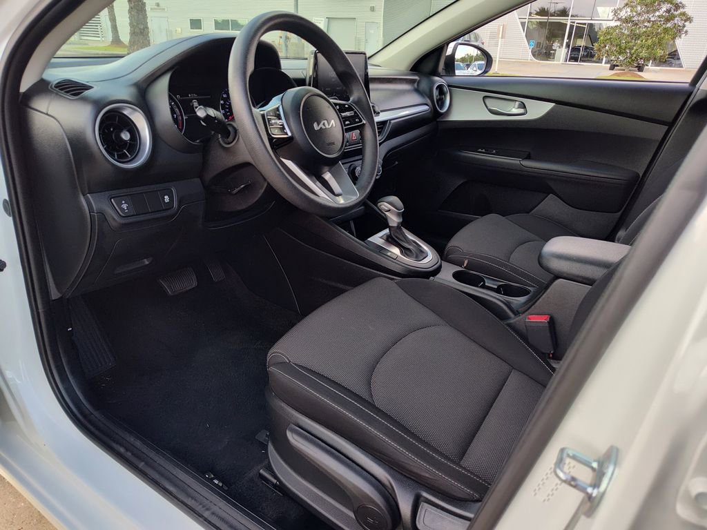 Used 2023 Kia Forte LXS image 2