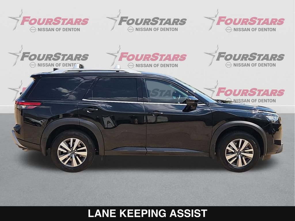 Used 2025 Nissan Pathfinder SL FWD image 3