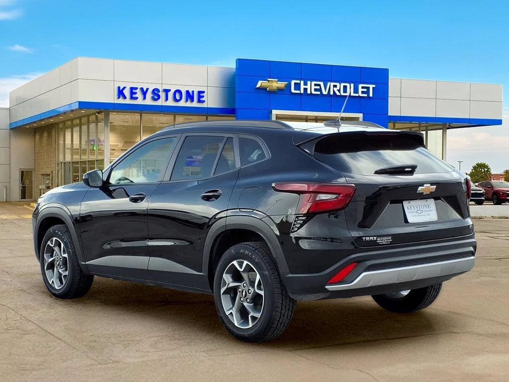 Used 2025 Chevrolet Trax LT FWD image 5