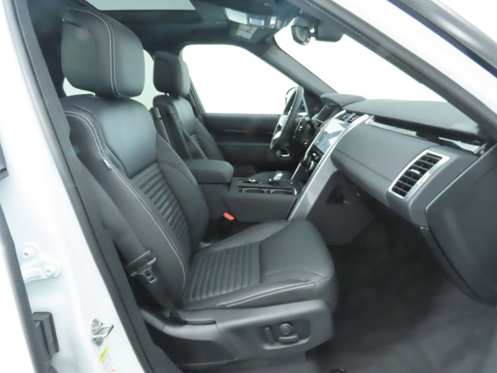 Used 2025 Land Rover Discovery S image 21