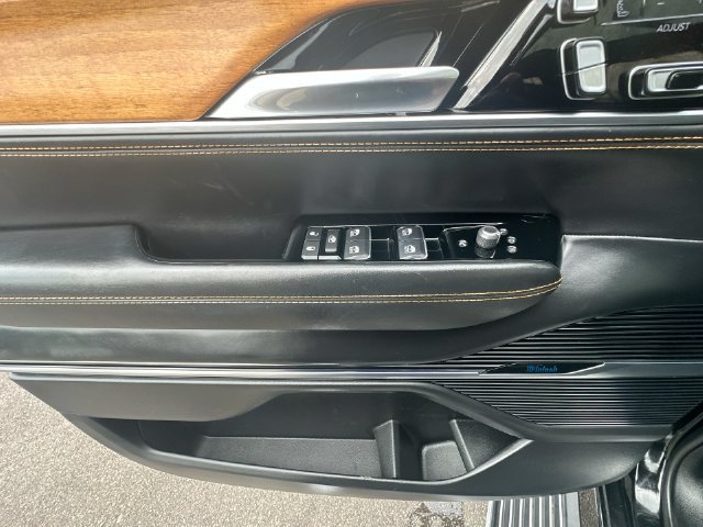 Used 2022 Jeep Grand Wagoneer Series III w/ Rear Seat Video Group 1 AWD/4WD image 16