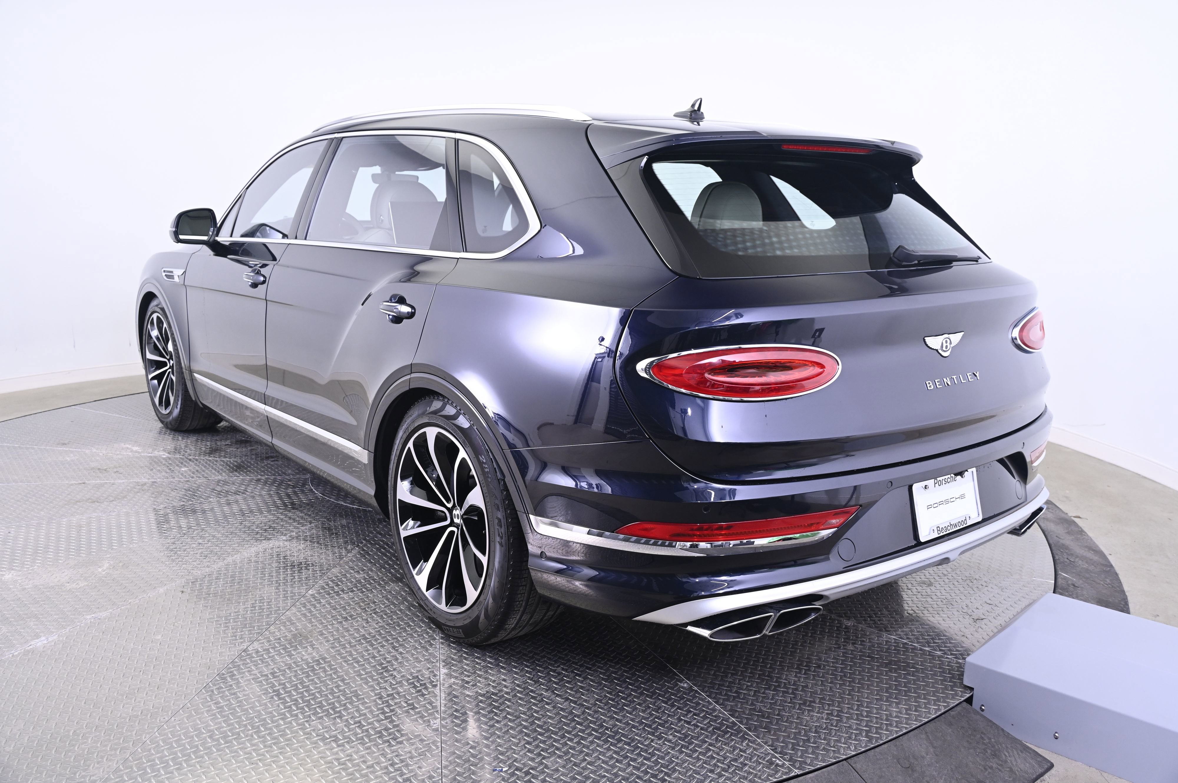 Used 2024 Bentley Bentayga Extended Wheelbase image 3