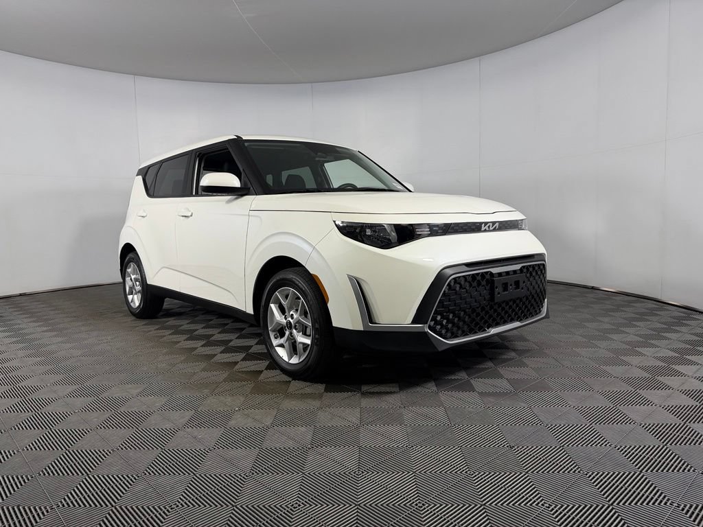Used 2025 Kia Soul LX w/ LX Technology Package FWD image 2