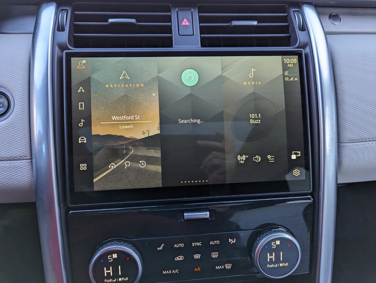 Used 2024 Land Rover Discovery Dynamic SE image 17