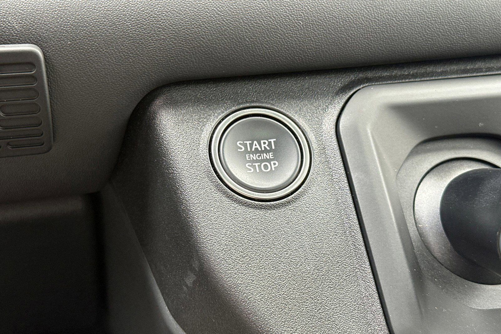 Certified 2025 Land Rover Defender 130 X-Dynamic SE AWD/4WD image 36