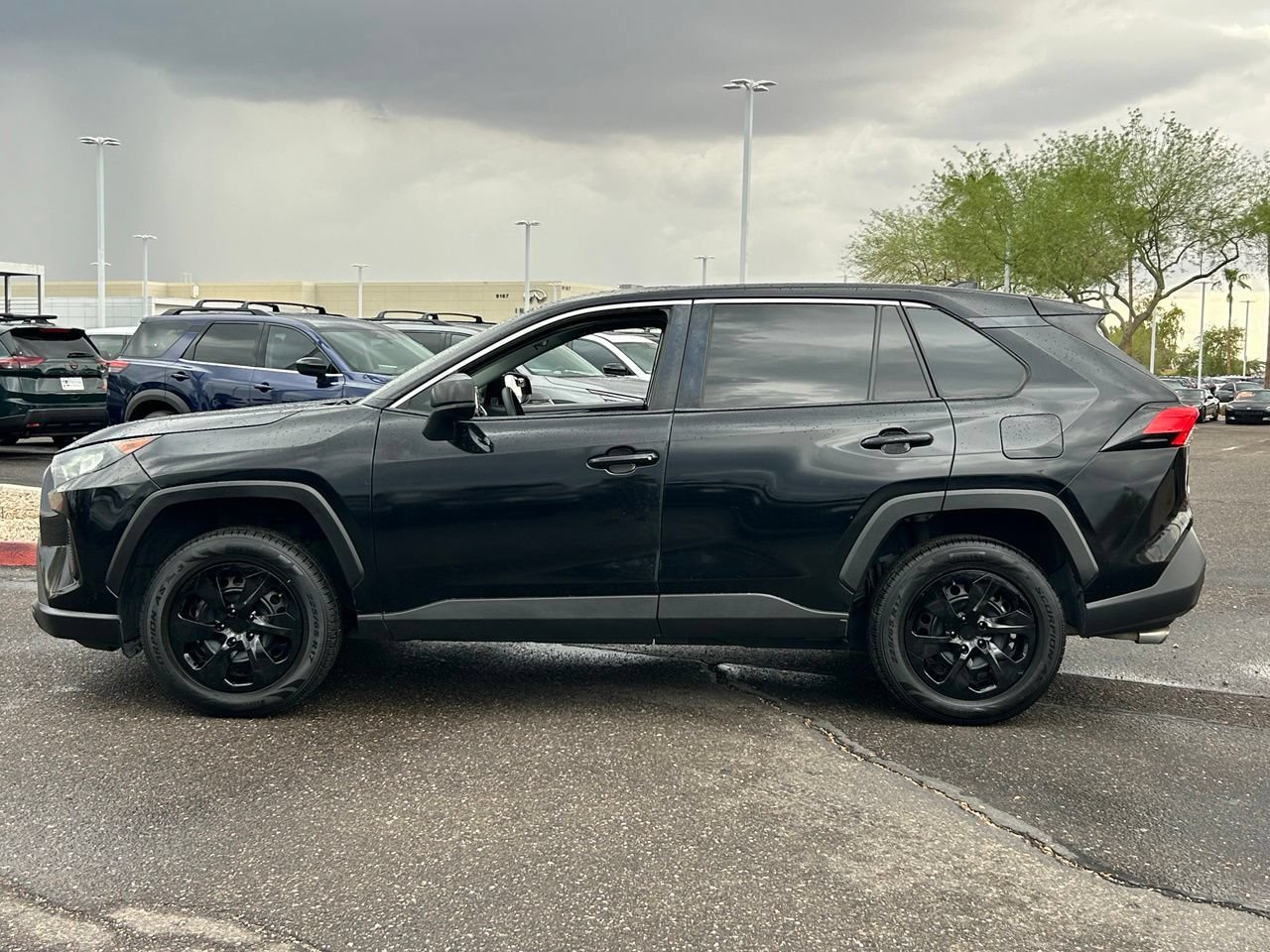 Used 2022 Toyota RAV4 LE FWD image 3