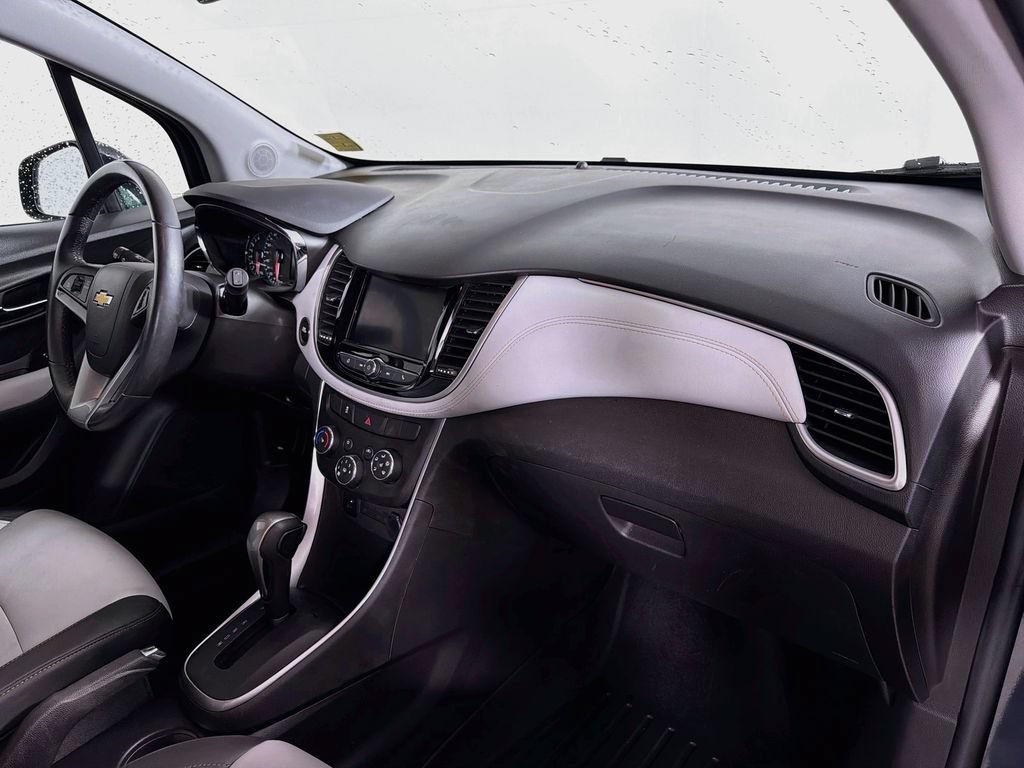 Used 2022 Chevrolet Trax LT w/ Premium Seat Package AWD/4WD image 24
