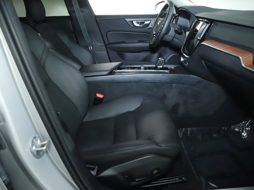 Used 2025 Volvo V60 B5 Cross Country Plus image 36