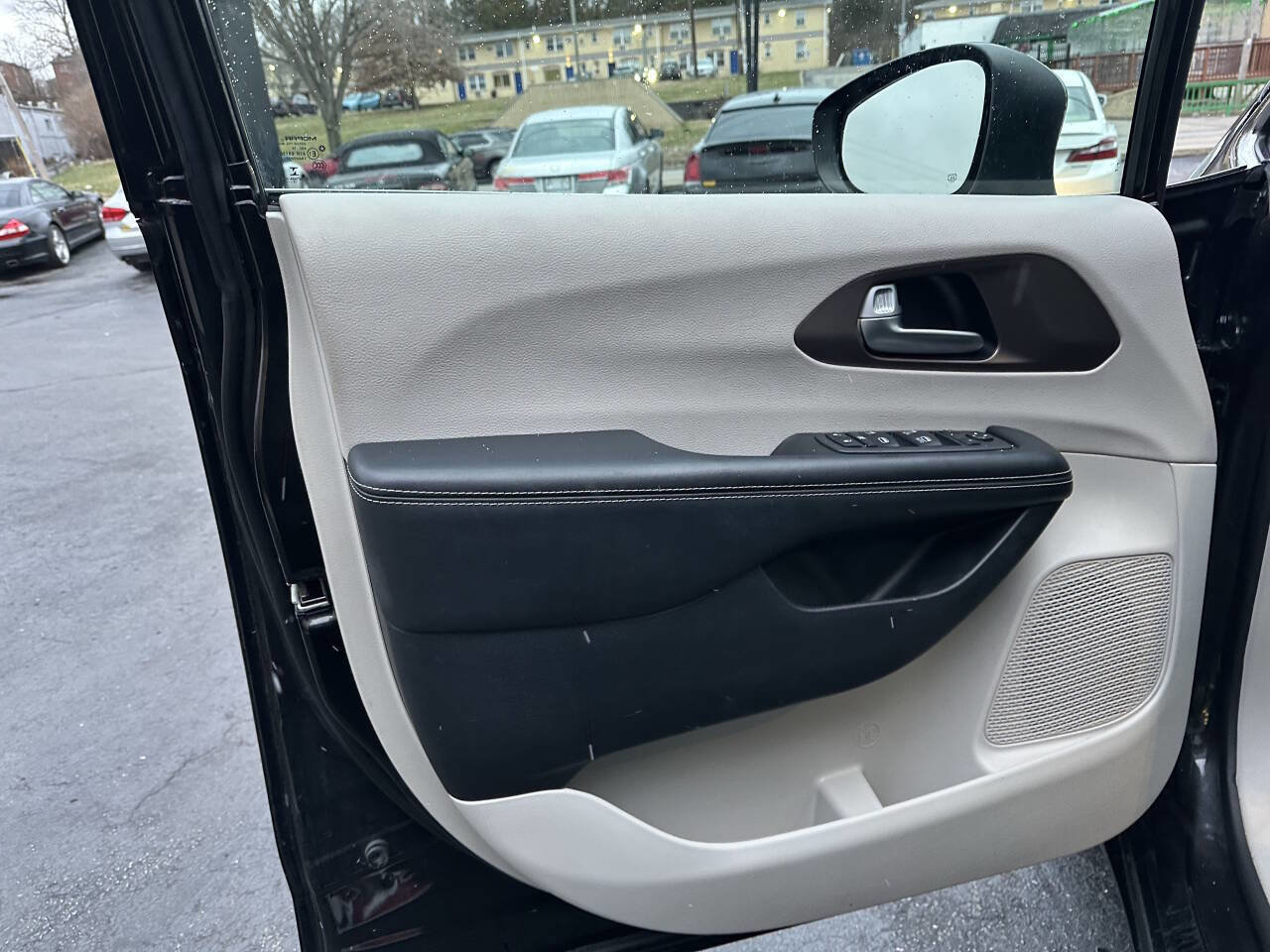 Used 2020 Chrysler Voyager Lxi FWD image 30