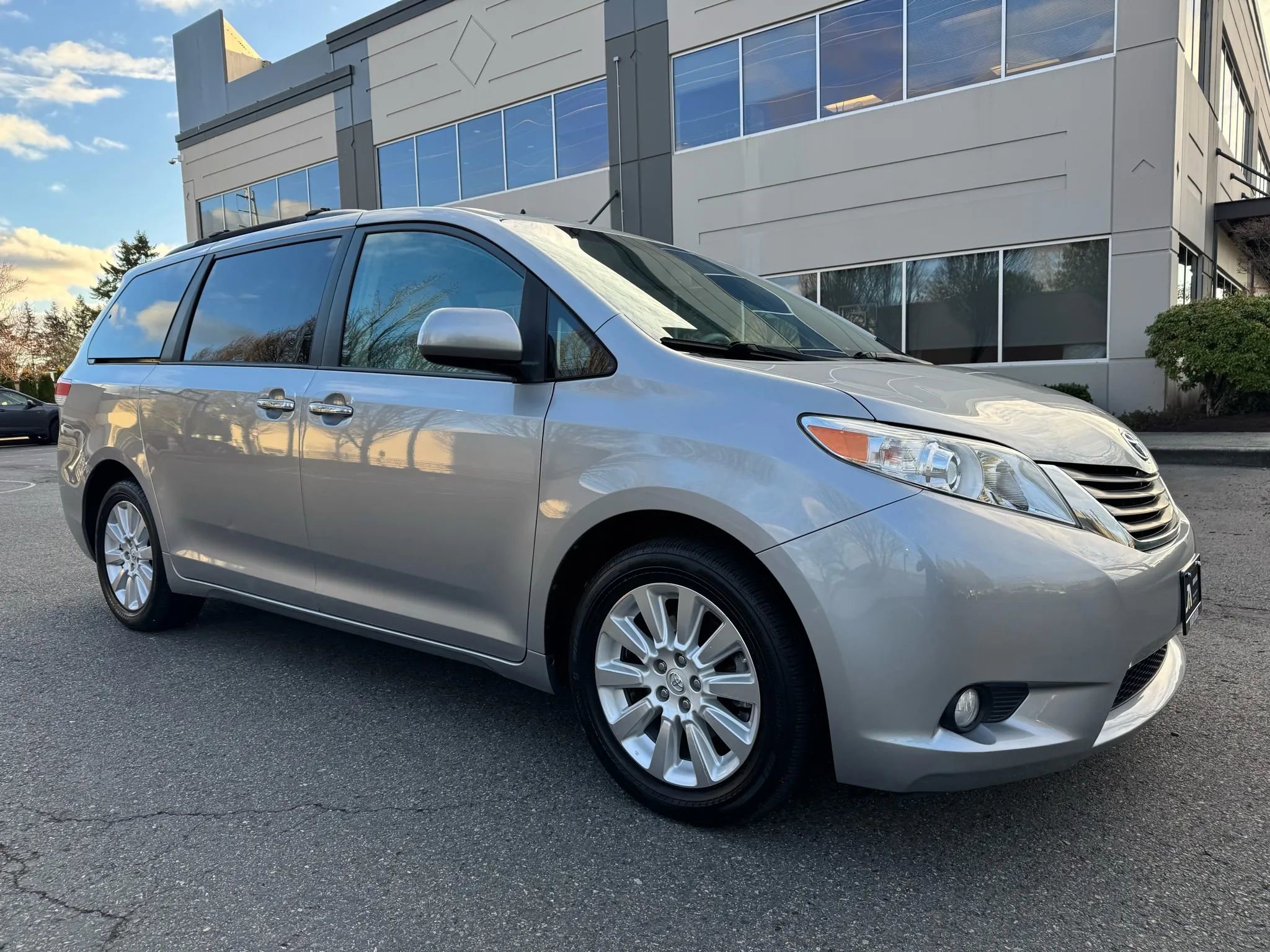 Used 2014 Toyota Sienna XLE w/ XLE Premium Package AWD/4WD image 1
