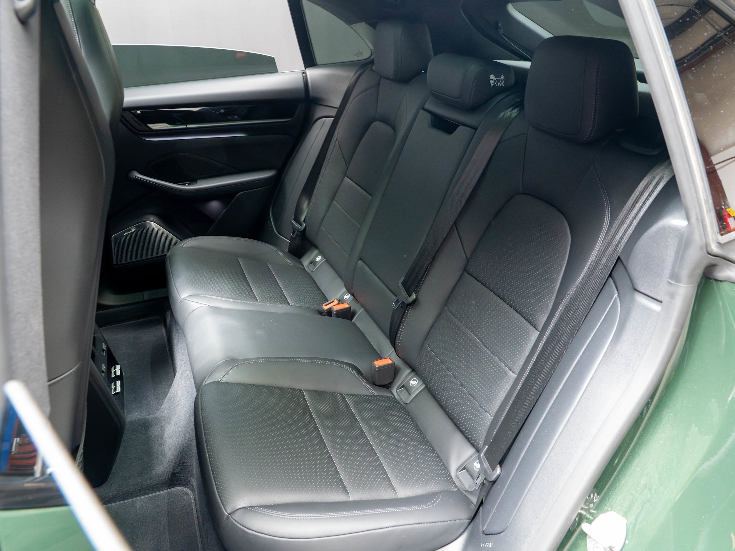 Certified 2025 Porsche Macan 4S Electric AWD/4WD image 33
