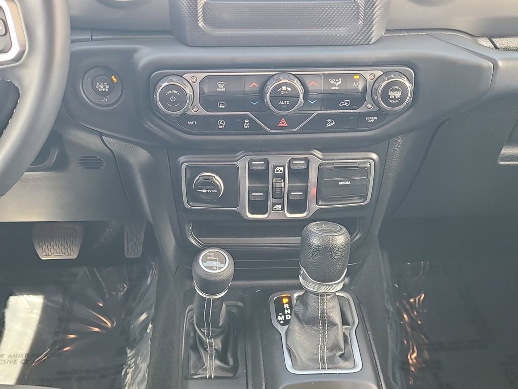 Used 2018 Jeep Wrangler Unlimited Sahara w/ LED Lighting Group AWD/4WD image 15