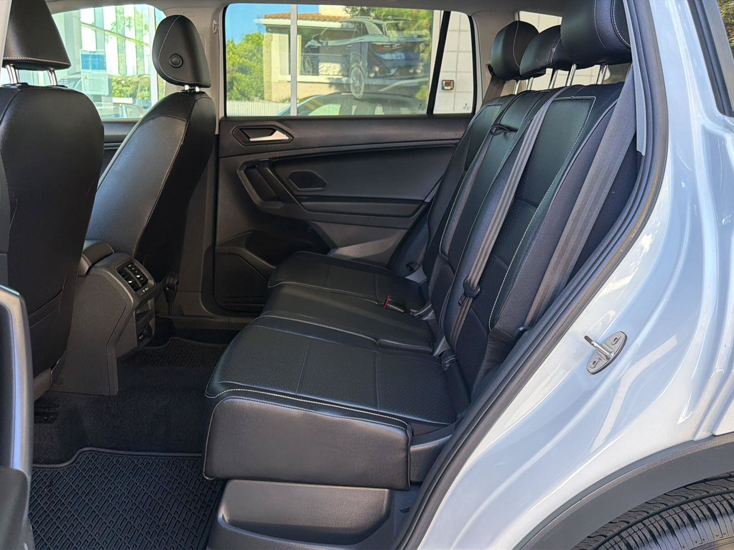 Certified 2021 Volkswagen Tiguan SE w/ Panoramic Sunroof Package AWD/4WD image 16