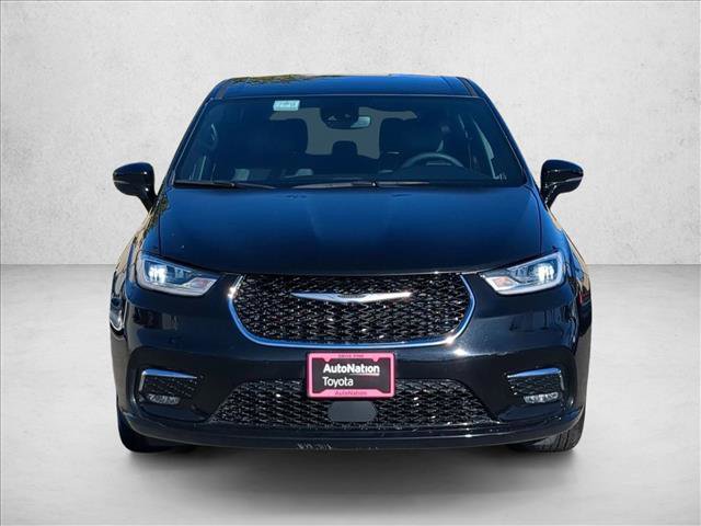 Used 2025 Chrysler Pacifica Select image 2