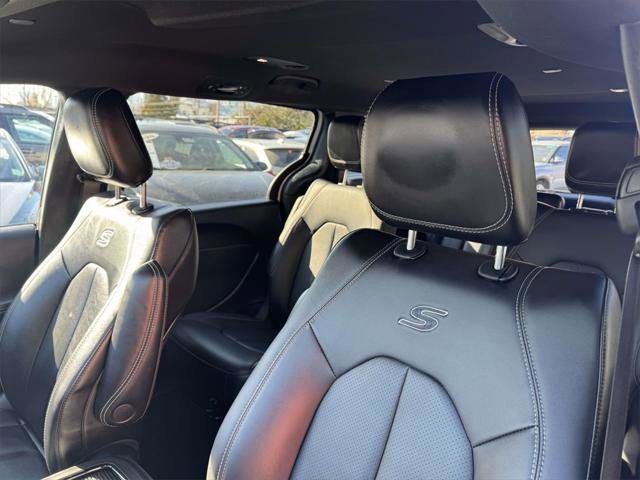 Used 2024 Chrysler Pacifica Limited image 17