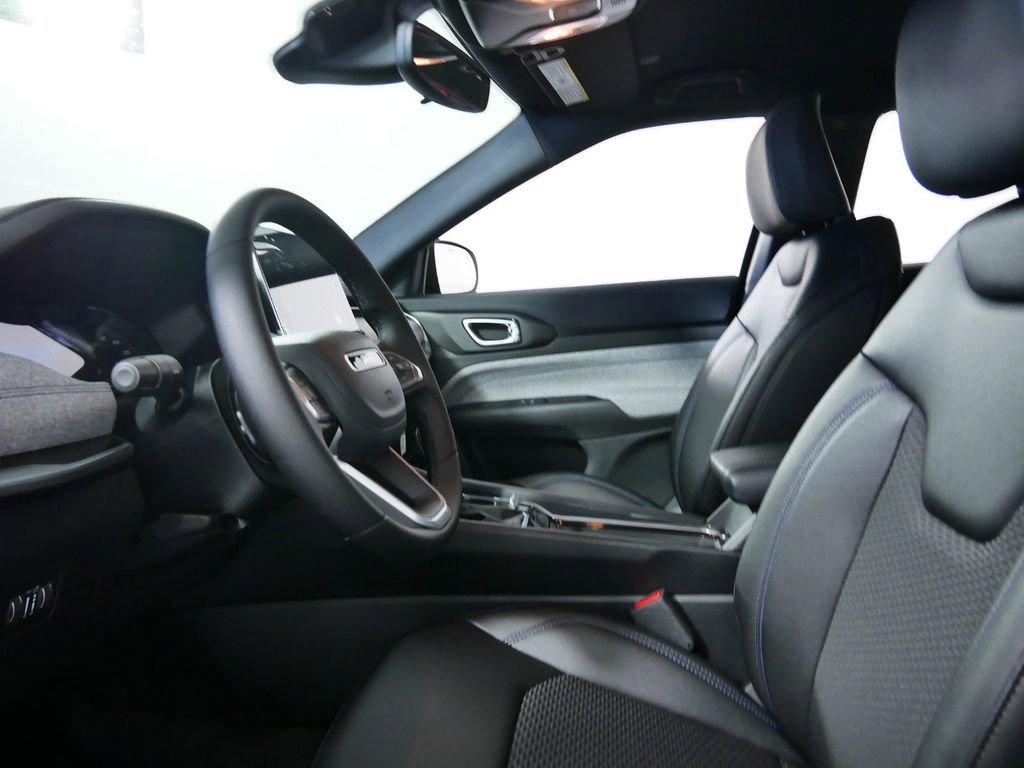 Used 2024 Jeep Compass Latitude image 30