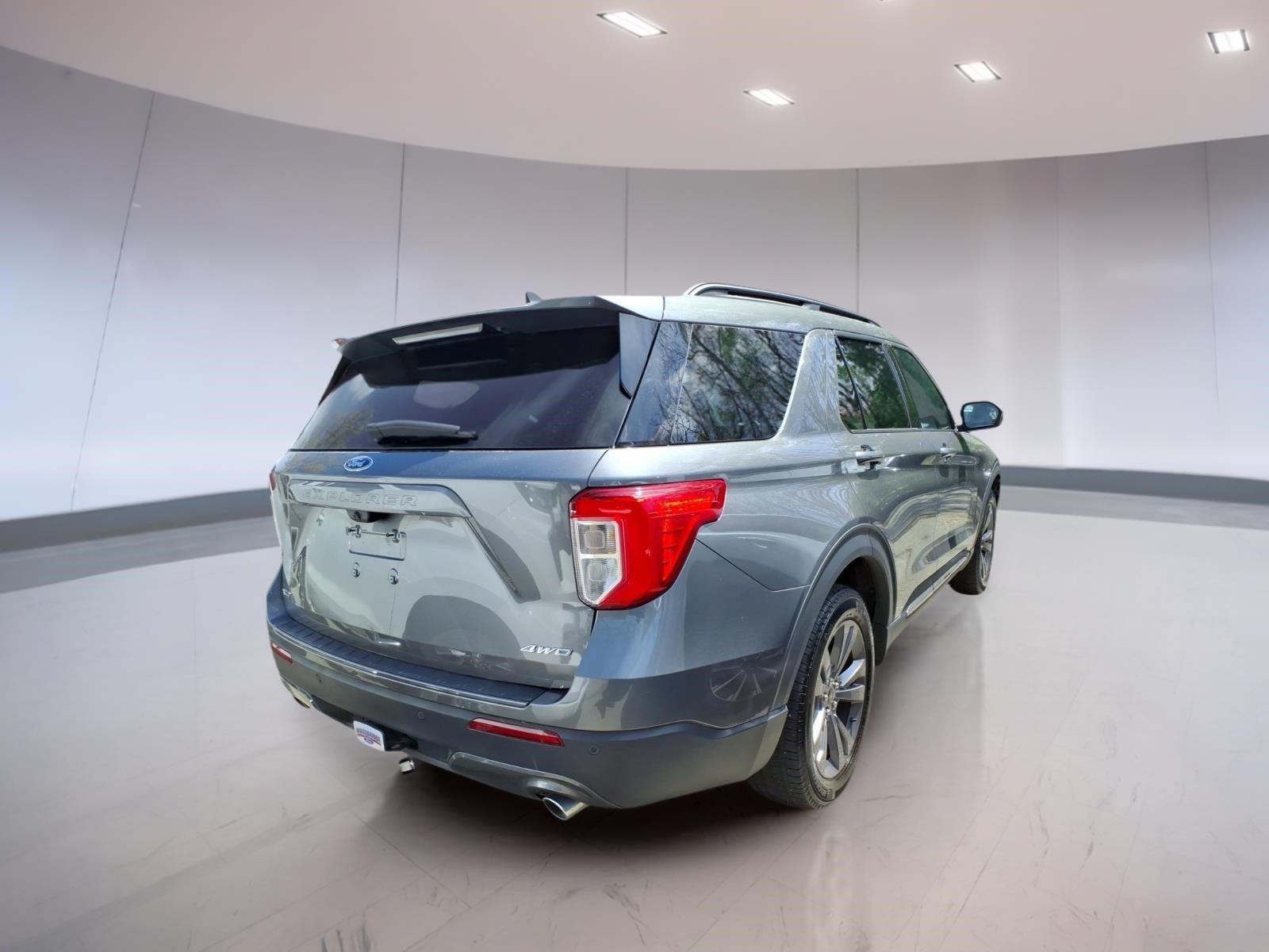 Used 2023 Ford Explorer XLT w/ Equipment Group 202A AWD/4WD image 4