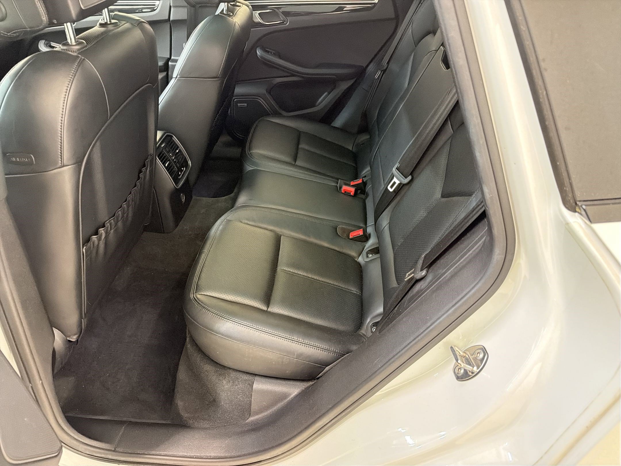 Used 2018 Porsche Macan AWD/4WD image 15