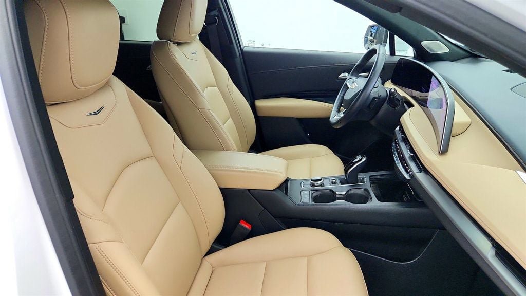 Used 2024 Cadillac XT4 Luxury w/ Cold Weather Package FWD image 24
