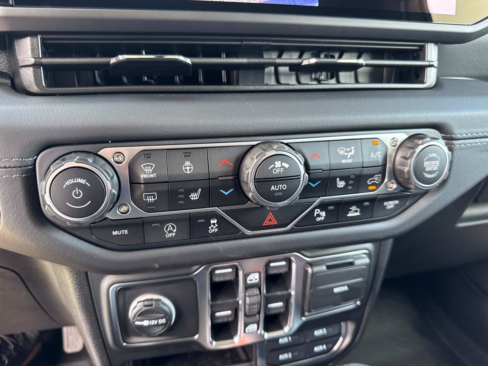 New 2025 Jeep Wrangler Unlimited Sahara AWD/4WD image 23
