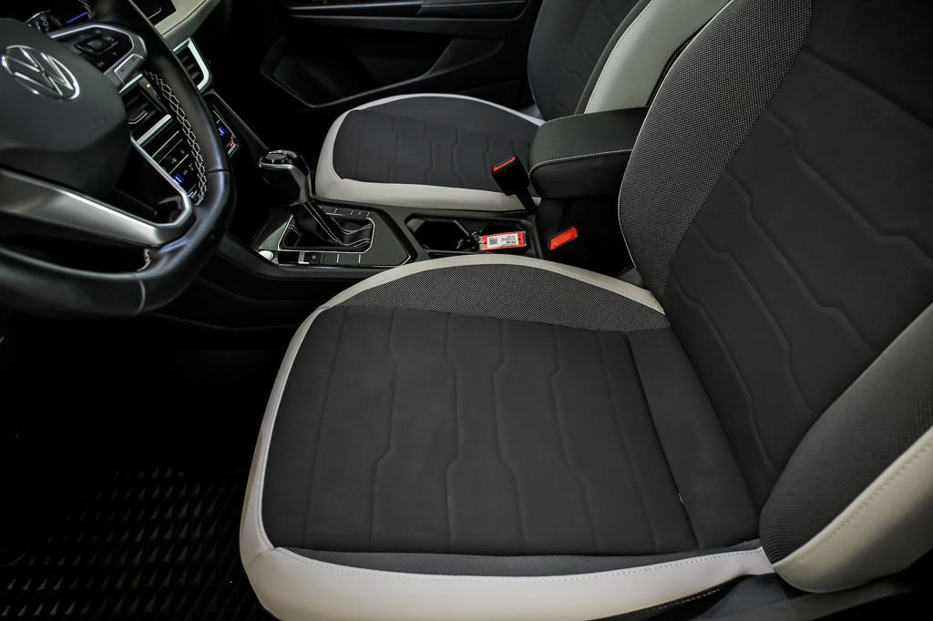 Used 2025 Volkswagen Taos SE w/ Panoramic Sunroof Package FWD image 11