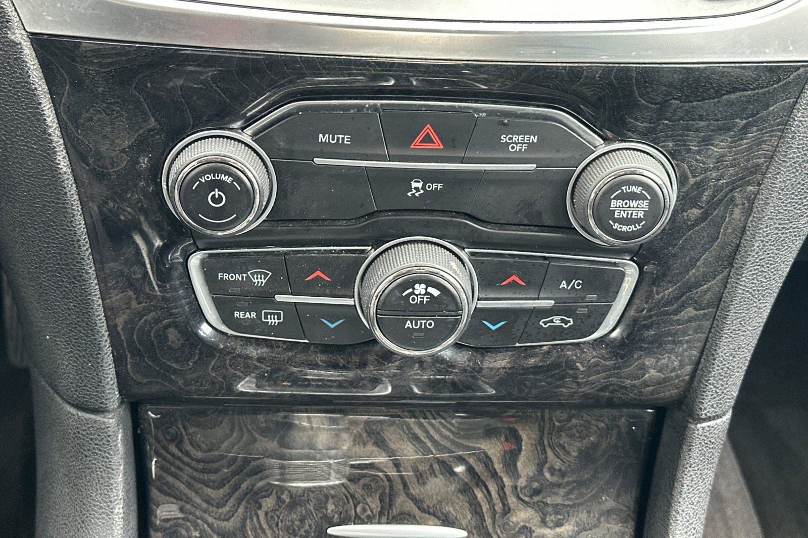 Used 2018 Chrysler 300 Limited image 26