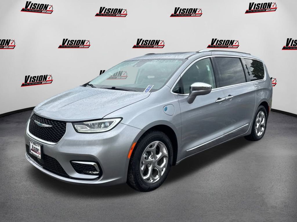 Used 2021 Chrysler Pacifica Limited w/ Uconnect Theater Family Group