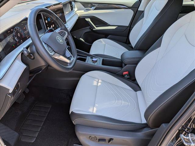 Used 2025 Volkswagen Tiguan SE AWD/4WD image 14