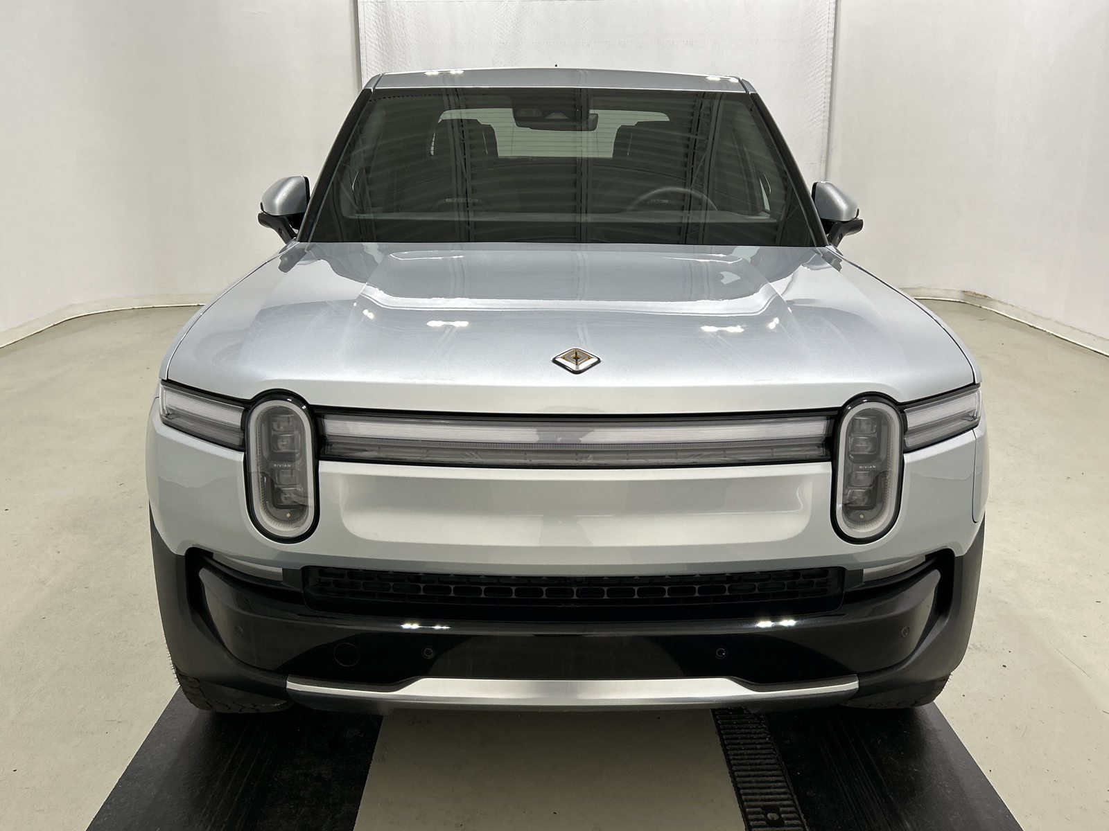 Used 2025 Rivian R1T Adventure Dual AWD/4WD image 8