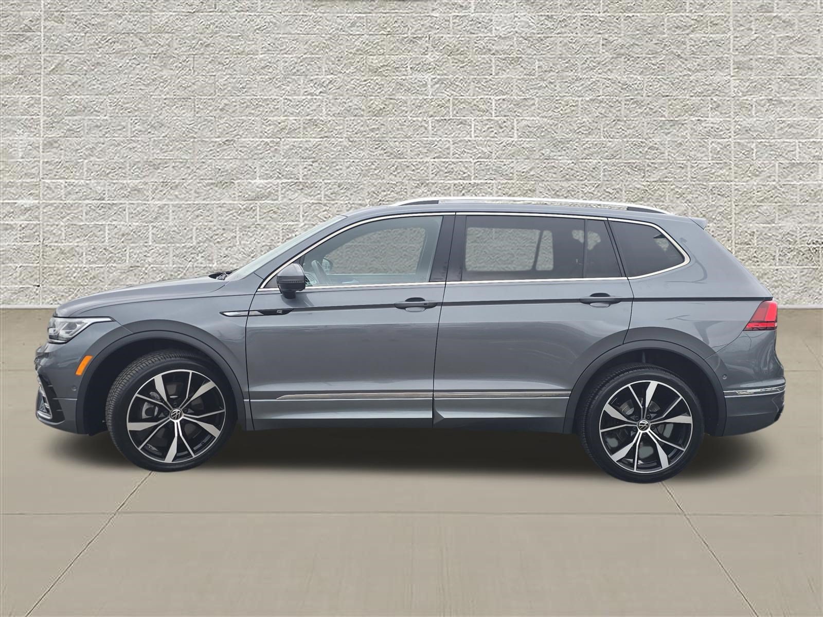 Certified 2024 Volkswagen Tiguan SEL R-Line AWD/4WD image 4