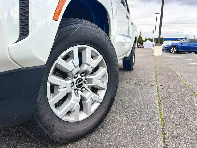 Used 2023 Nissan Frontier SV image 2