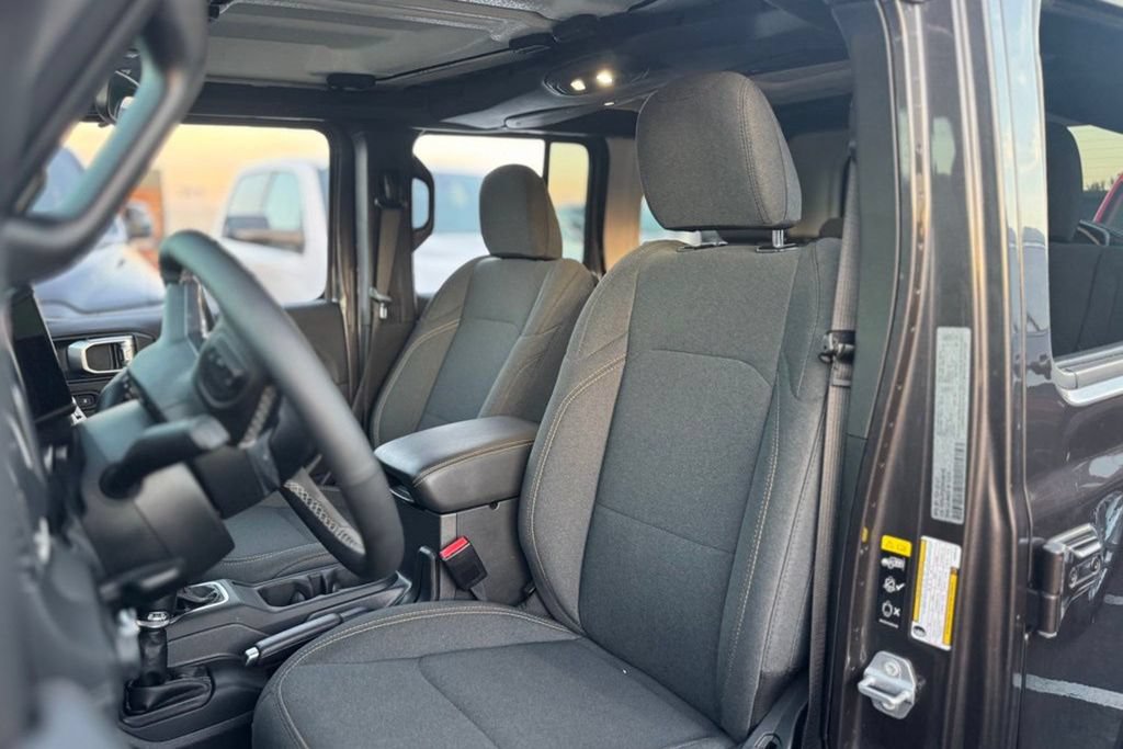 Used 2025 Jeep Wrangler Unlimited Sahara w/ Safety Group AWD/4WD image 11