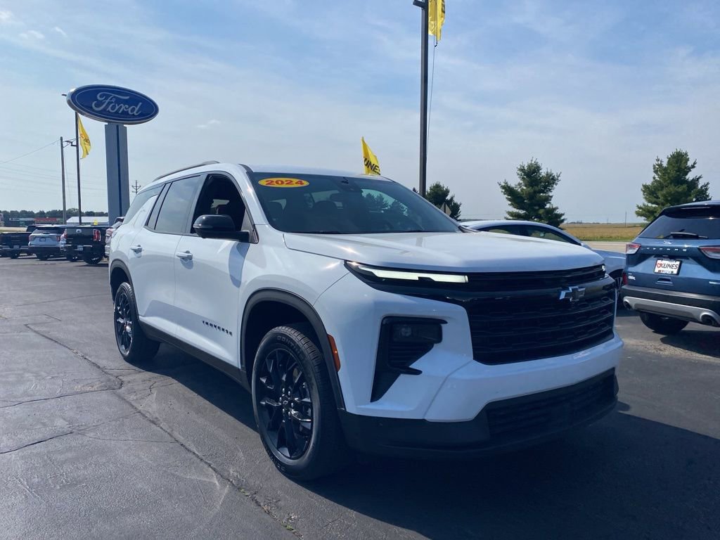 Used 2025 Chevrolet Traverse LT w/ Midnight/Sport Edition image 2