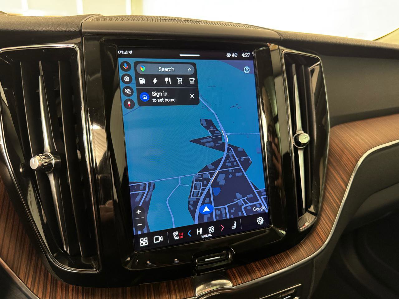 Used 2023 Volvo XC60 T8 Plus w/ Climate Package image 23