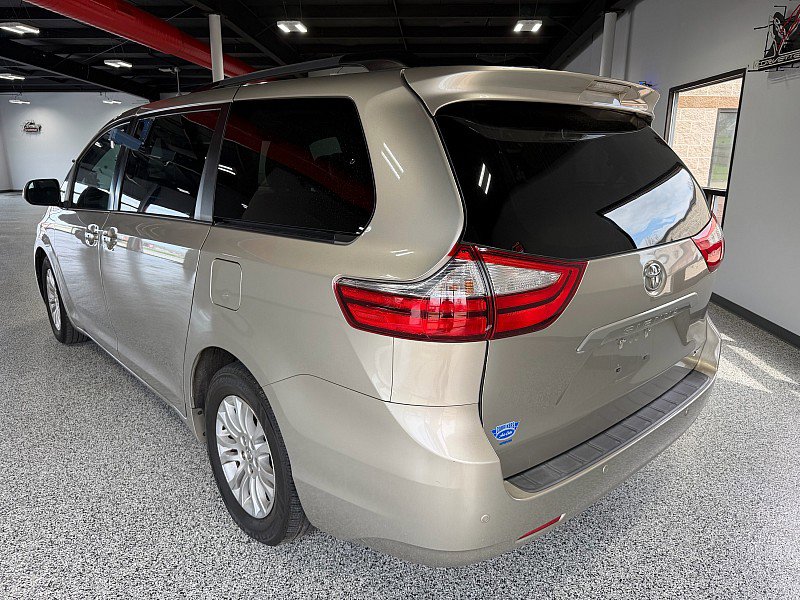 Used 2016 Toyota Sienna XLE Premium FWD image 5