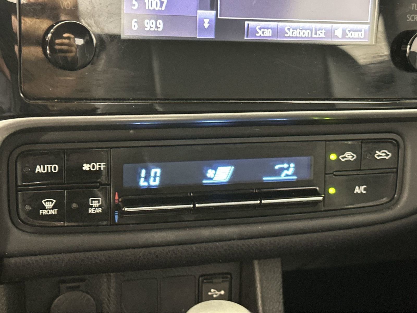 Used 2017 Toyota Corolla LE FWD image 19