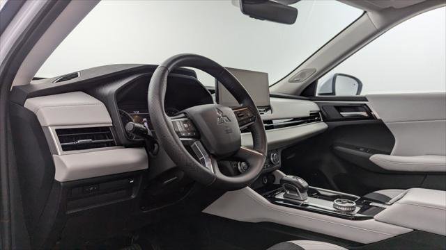 Used 2025 Mitsubishi Outlander SE image 22