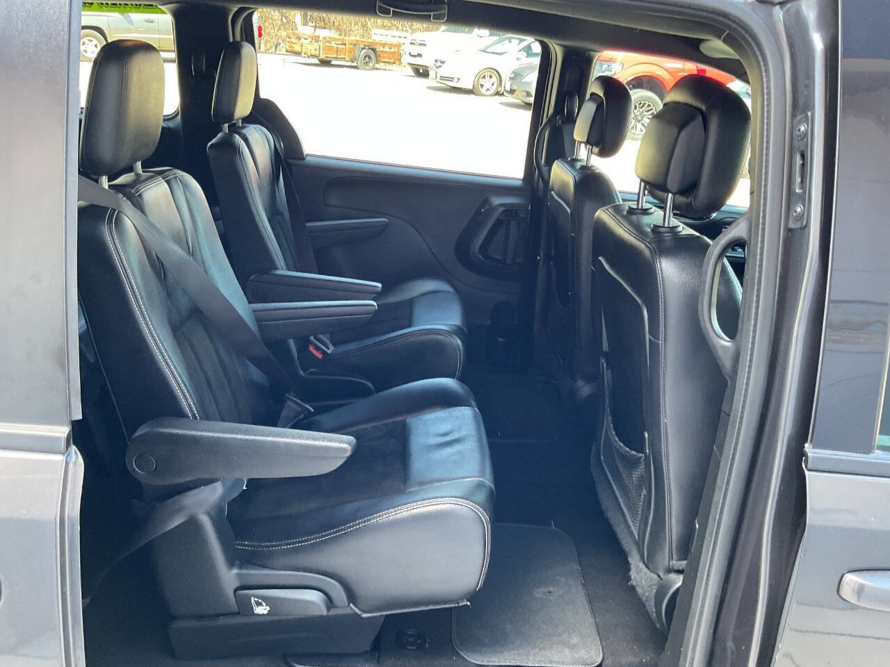Used 2016 Dodge Grand Caravan SXT image 40